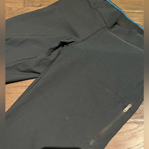 Columbia hiking pant AND 2Xu cropped leggings - Picture 2 of 8